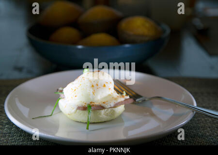 Eier Benedikt serviert zum Frühstück in Manitoba, Kanada. Die Eier sind mit Sauce Hollandaise gekrönt. Stockfoto