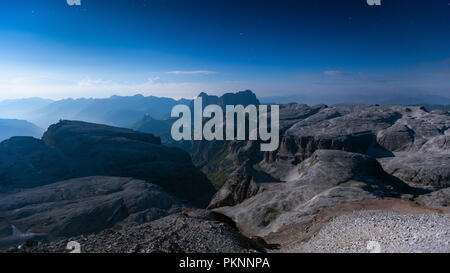 Mondlicht auf die Sellagruppe. Die Dolomiten von Südtirol. Nacht Berglandschaft. Italienische Alpen. Europa. Stockfoto