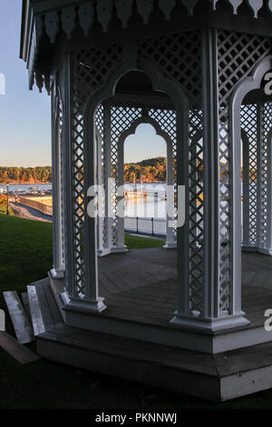 BAR Harbor, Maine, USA. Oktober 11, 2016: Morgen Leuchten mit Frenchman Bay, mit einem Pavillon aus Holz in Bar Harbor. Stockfoto