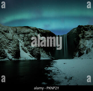 Northern Lights/Aurora Borealis am Wasserfall Skogafoss Island Stockfoto