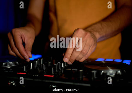 DJ remote, Turntables, und an den Händen. Nachtleben im Club, party Stockfoto