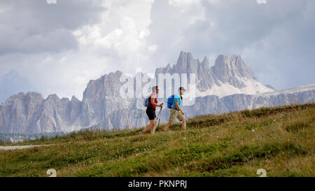 Cortina d'Ampezzo, Italien - 18. August 2018: Ein paar Wanderer bergauf auf dem Berg Trail. Ein Sommertag mit bewölktem Himmel. Im Hintergrund, Stockfoto