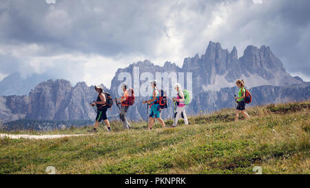 Cortina d'Ampezzo, Italien - 18 August, 2018: Eine Gruppe von Wanderern Spaziergänge auf dem Bergpfad. Ein Sommertag mit bewölktem Himmel. Im Hintergrund die Gipfel o Stockfoto