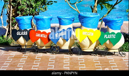 Bunte Papierkörbe für verschiedene Arten von Abfällen Stockfoto