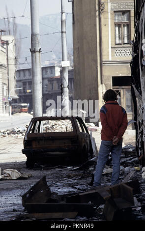 15. März 1993 während der Belagerung von Sarajevo: Ein junger Mann steht in den Trümmern des Krieges forlorn zerrissenen Stadt Hiseta Straße. Stockfoto