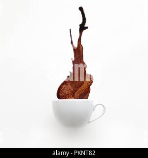 Tasse Kaffee verschütten vor einem weißen Hintergrund. Stockfoto