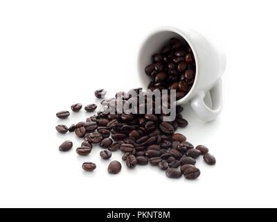 Kaffee Bohnen Verschütten von Tasse. Stockfoto