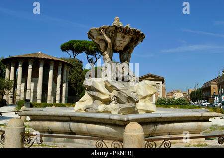 Die historischen Tempel des Herkules Victor im Hintergrund mit dem Springbrunnen von Tritons an der fornt in Rom Stockfoto