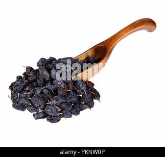 Schwarze Rosinen in den Löffel aus Holz, auf weißem Hintergrund. Hochauflösendes Foto. Stockfoto