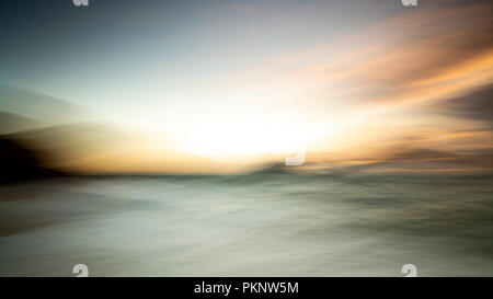 Abstrakte ICM - Sonnenuntergang am Strand Thurlston Stockfoto