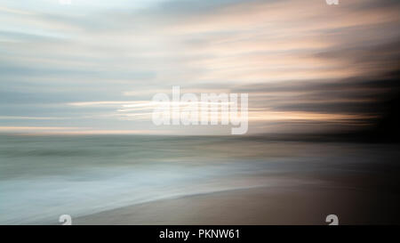 Abstrakte ICM - Sonnenuntergang am Strand Thurlston Stockfoto