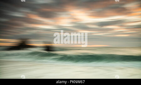 Abstrakte ICM - Sonnenuntergang am Strand Thurlston Stockfoto