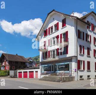 Adelboden, Schweiz - 23. Juni 2018: Die Gebäude entlang der Bahnhofstrasse Street in der Gemeinde Seewen. Seewen ist ein Dorf im Schweizer Kanton Schwyz Stockfoto