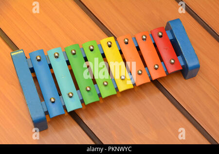 Glockenspiel Xylophon bunt Design auf Holz- Hintergrund. Stockfoto