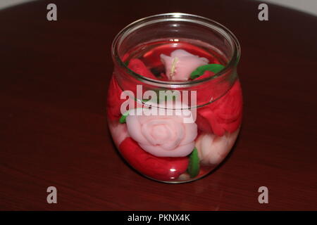 Nahaufnahme von Glas Kerze Glas auf hölzernen Tisch Stockfoto