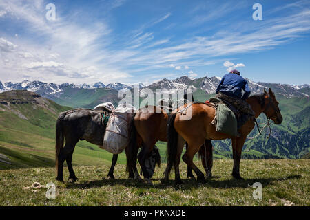 Kirgisische Reiter durch Terskey Ala-Too Bergkette eingerahmt, Trek, Jyrgalan Keskenkyia Schleife, Kirgisistan Stockfoto