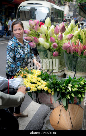 Die straßenverkäufer verkauft Blumen auf dem Fahrrad in den Morgen in Hanoi Old Quarter, Vietnam. Stockfoto