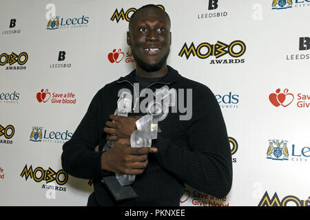 Stormzy posiert mit seinen drei MOBO Trophäen an die 2017 MOBO Awards am 29. November 2017. Stormzy gewann die MOBOs für beste Album (Schleifring Schilder & Gebet), Bester männlicher Act und Best Schmutz handeln. Stockfoto