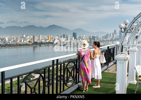 Zwei weibliche Touristen, die die Stadt Da Nang von oben. Danang ist die viertgrößte Stadt in Zentralvietnam zieht viele Touristen Stockfoto