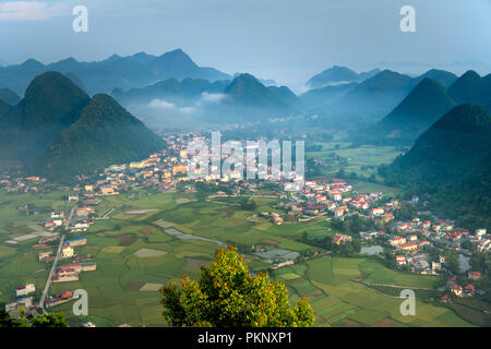 Panoramablick von Bac Sohn Tal vom Berg Na lag in Bac Sohn Bezirk, Lang Son Provinz, Vietnam Stockfoto