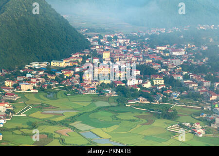 Panoramablick von Bac Sohn Tal vom Berg Na lag in Bac Sohn Bezirk, Lang Son Provinz, Vietnam Stockfoto