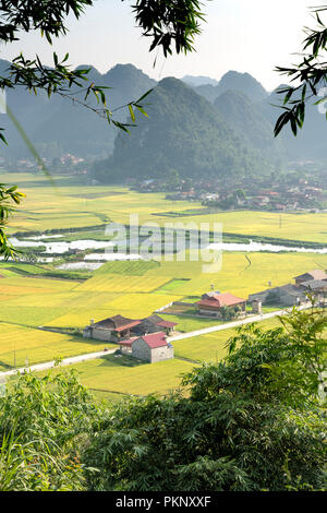 Panoramablick von Bac Sohn Tal vom Berg Na lag in Bac Sohn Bezirk, Lang Son Provinz, Vietnam Stockfoto