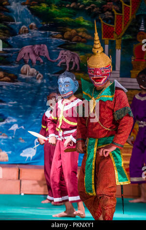 Laotische Tänzerinnen treten im Royal Ballet Theatre in Luang Prabang Laos auf Stockfoto