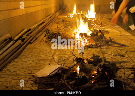 Dies ist gelb orange Fire brennendes Papier Stockfoto