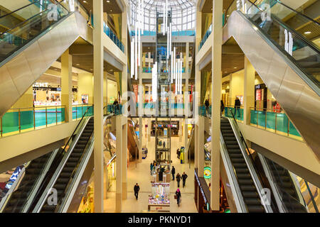 Saint Petersburg, Russland - Januar 24, 2018: das Innere des Shopping Entertainment Complex City Mall in Stockfoto