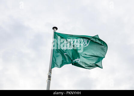 Saudi-arabien Flagge. Saudi-arabischen Flagge auf einer Stange winken, bewölkter Himmel Hintergrund Stockfoto