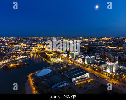 Minsk, Weißrussland - 19. August 2018: Antenne Blick von oben auf die beleuchtete Innenstadt bei Nacht Stockfoto