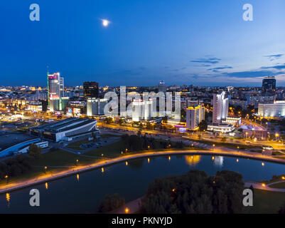 Minsk, Weißrussland - 19. August 2018: Drone Blick auf wunderschöne, moderne beleuchtete Stadtbild in der Dämmerung. Panorama der Nemiga Bezirk Stockfoto