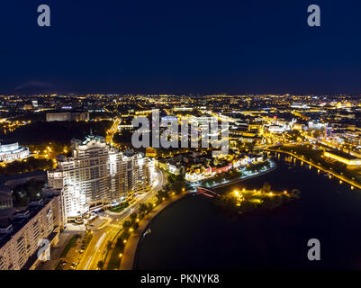 Minsk, Weißrussland - 19. August 2018: Luftbild Ansicht von oben City Downtown um Mitternacht Stockfoto