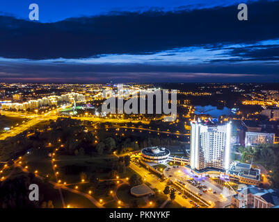 Minsk, Weißrussland - 19. August 2018: Antenne Blick von oben auf die städtische Infrastruktur mit hohen Gebäuden Stockfoto