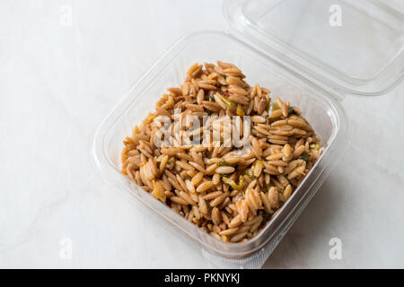 Im türkischen Stil gekocht Orzo Pasta in Kunststoffbox/Pilav oder pilaw. Ökologische Lebensmittel. Stockfoto