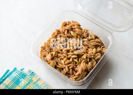 Im türkischen Stil gekocht Orzo Pasta in Kunststoffbox/Pilav oder pilaw. Ökologische Lebensmittel. Stockfoto