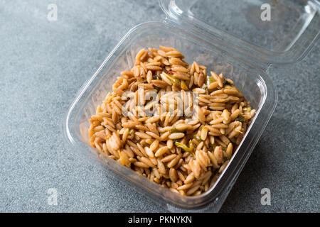 Im türkischen Stil gekocht Orzo Pasta in Kunststoffbox/Pilav oder pilaw. Ökologische Lebensmittel. Stockfoto