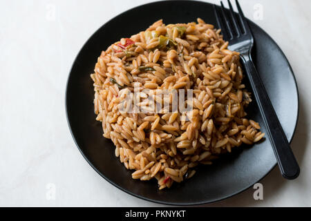 Im türkischen Stil gekocht Orzo Pasta in Schwarze Platte/Pilav oder pilaw. Ökologische Lebensmittel. Stockfoto