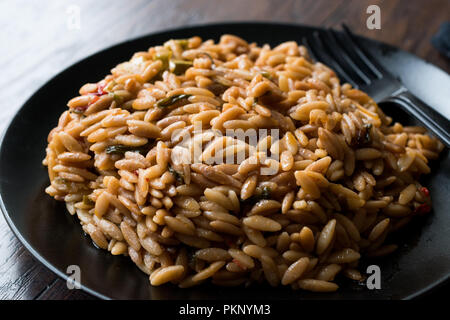 Im türkischen Stil gekocht Orzo Pasta in Schwarze Platte/Pilav oder pilaw. Ökologische Lebensmittel. Stockfoto