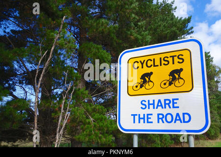 Radfahrer Teilen das Schild, Australien Stockfoto