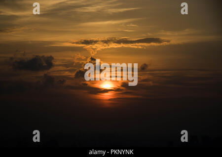 Schuss auf den Sonnenuntergang in Singapur. Stockfoto
