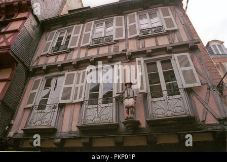 Viele der alten Gebäude haben holzfigur Schnitzereien in der Altstadt von Quimper in der Provinz Bretagne der Nord-westlichen Frankreich, Stockfoto