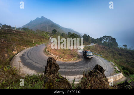 Ein Motorrad drehen auf geschwungene Straße runter vom Berg in Ha Giang Provinz im Norden von Vietnam Stockfoto