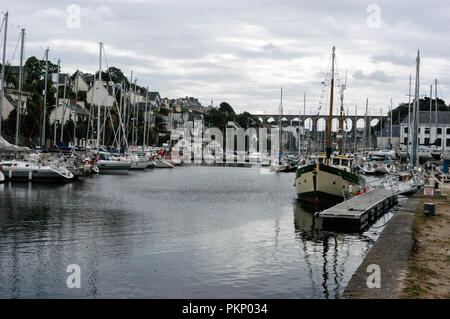 Die Riviere de Morlaix, Roscoff in der Bretagne, North West Frankreich im Laufe der Jahrhunderte alten Stadt Wahrzeichen ist die imposante 185 Meter hohe Bahn arch Viaduc Stockfoto