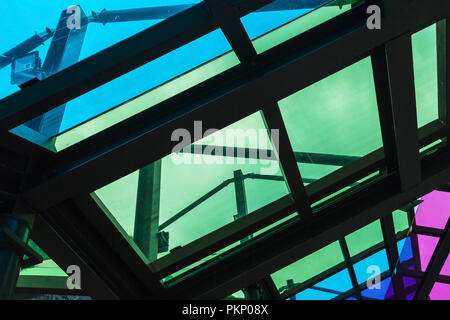 Bunte transparente Dach aus Stahl und Glas Framing, abstrakte Architektur Hintergrund Stockfoto