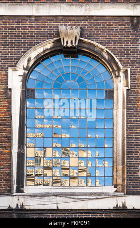 Alten klassischen Rundbogenfenster in dunklen Ziegelmauer, London, Vereinigtes Königreich Stockfoto