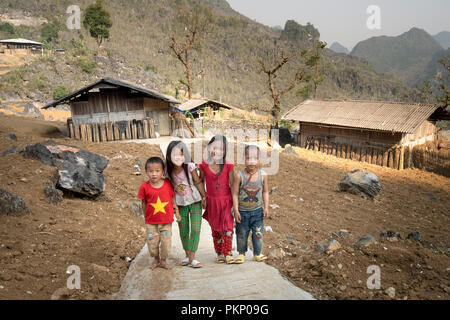 Hmong Kinder in den Bergen von Dong Van, Provinz Ha Giang, Vietnam Stockfoto