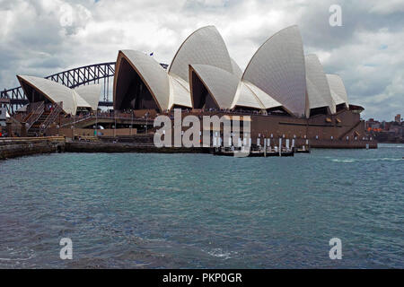 Sydney Opera House, vom dänischen Architekten Jørn Utzon und die Harbour Bridge in Australien entwickelt. Stockfoto