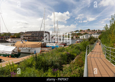 Fußgängerweg zum Porto Quay, Harbourside, City of Bristol, Großbritannien Stockfoto