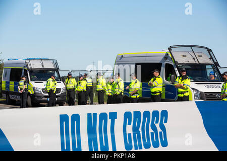 Polizei-Bewachung Cuadrilla Fracking Website an neue Preston Road, wenig Plumpton, Lancashire, UK. Stockfoto